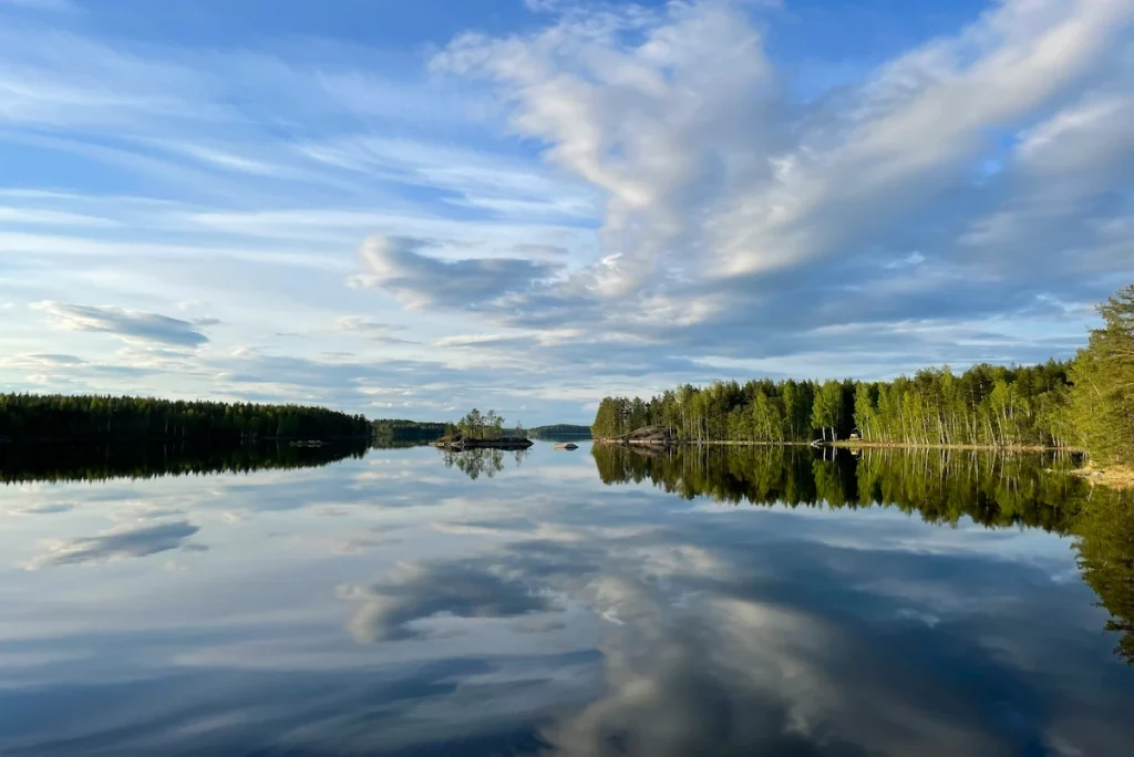 Tyyni vedenpinta ja vehreät saaret Suomen saaristossa.