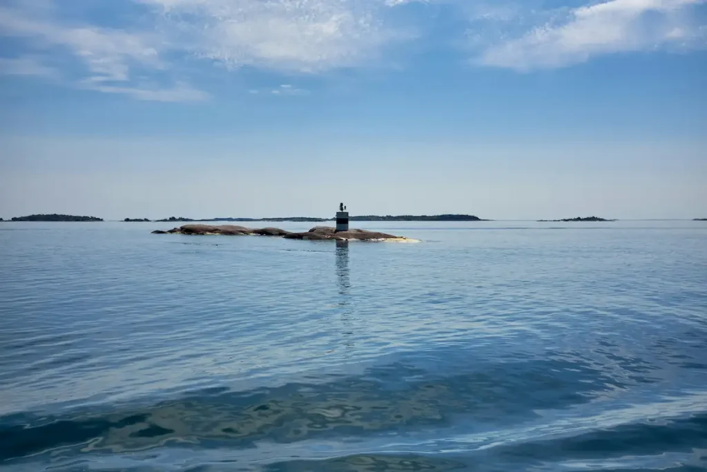 Tyyni merimaisema ja majakka Suomen saaristossa.